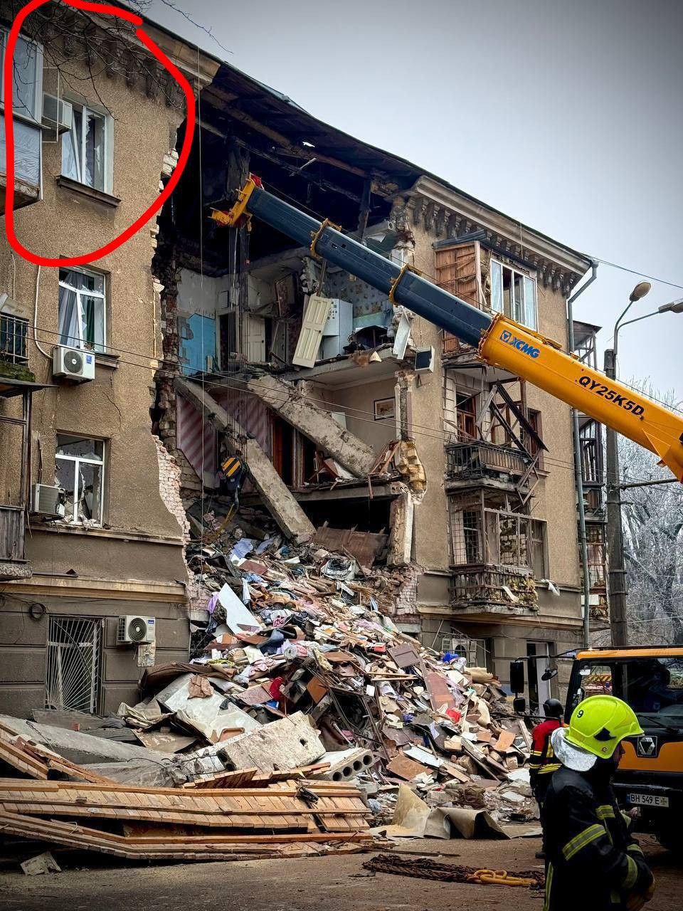 Детальніше про статтю Сьогодні вночі внаслідок ворожого обстрілу постраждав будинок нашої викладачки — Ганчевої Ольги Володимирівни.